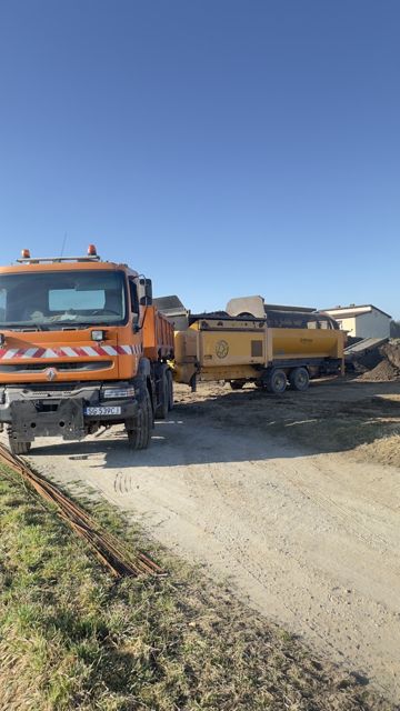 Wywrotka i mobilny przesiewacz do ziemi