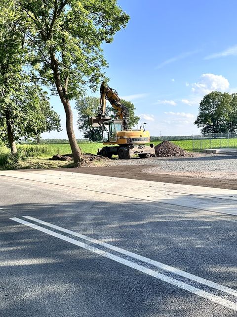 Koparka kołowa Liebherr przy robocie obok nowej drogi