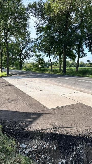 Gotowy mostek z płyt betonowych nad rowem przy drodze